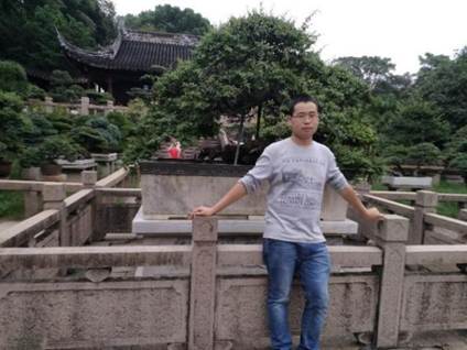 男人站在围栏边
描述已自动生成